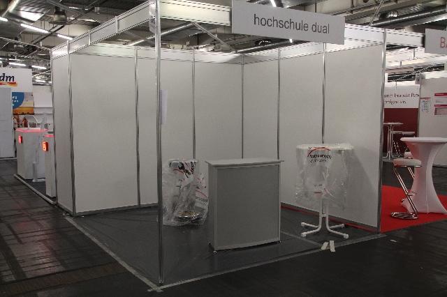Beispiel Eckstand | Komplettstand mit Paket VIP-K1 | Standblende individuell mit Logo (Zusatzleistung) Beispiel Eckstand | Komplettstand mit Paket VIP-K1 | Standblende individuell mit Logo (Zusatzleistung)